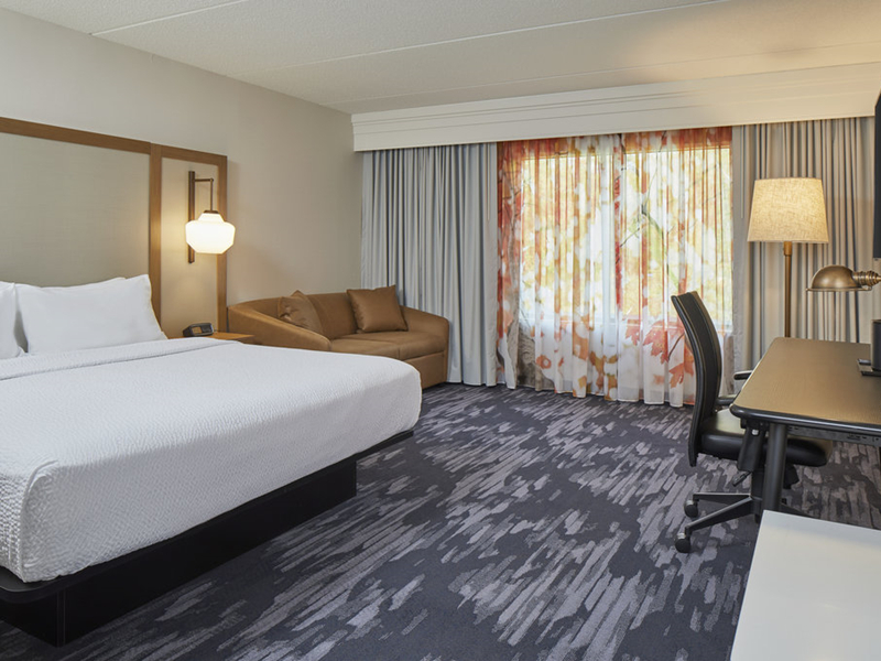 Fairfield Inn &amp; Suites Mueble de hotel con mesita de noche tamaño king